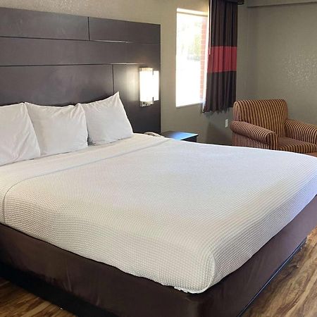 Days Inn By Wyndham Tupelo Bagian luar foto