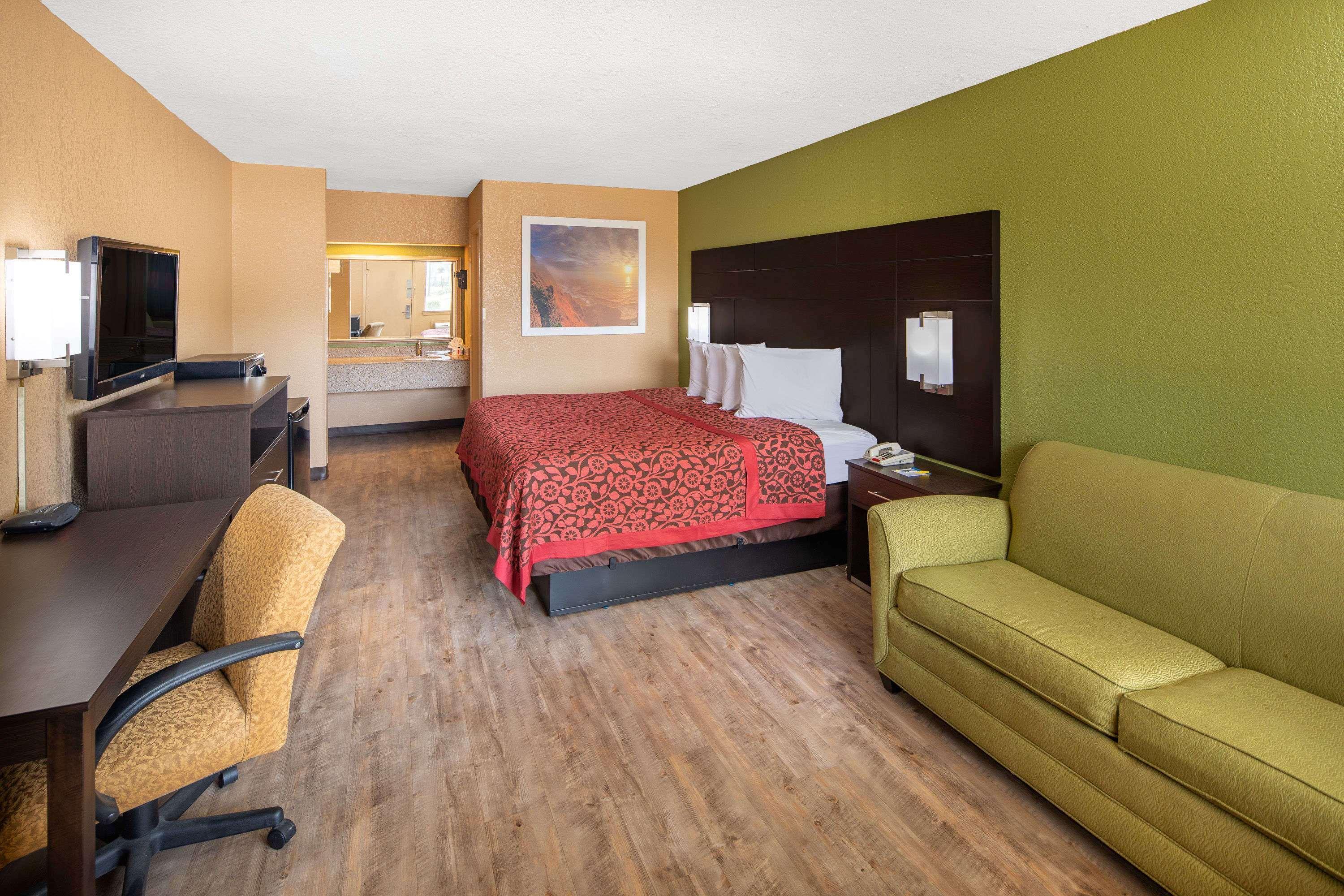 Days Inn By Wyndham Tupelo Bagian luar foto