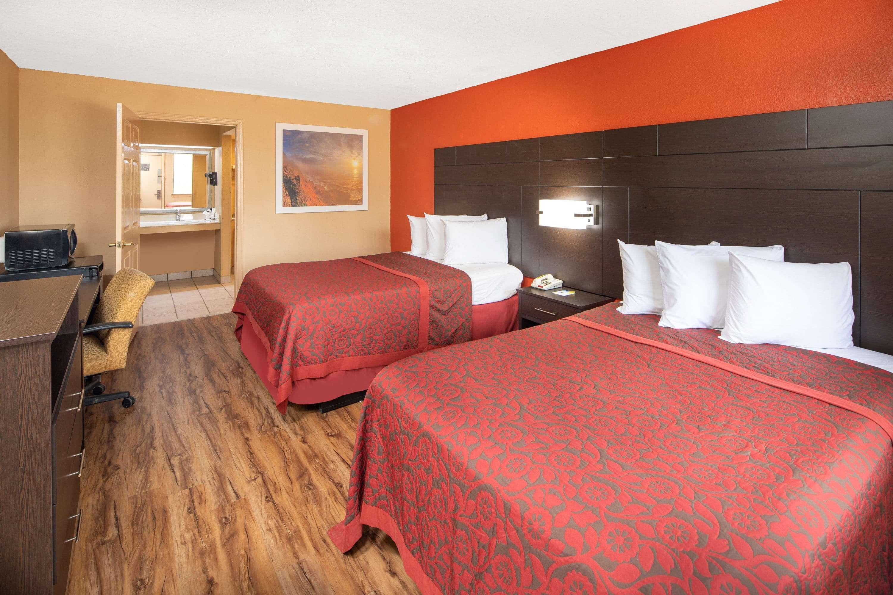 Days Inn By Wyndham Tupelo Bagian luar foto