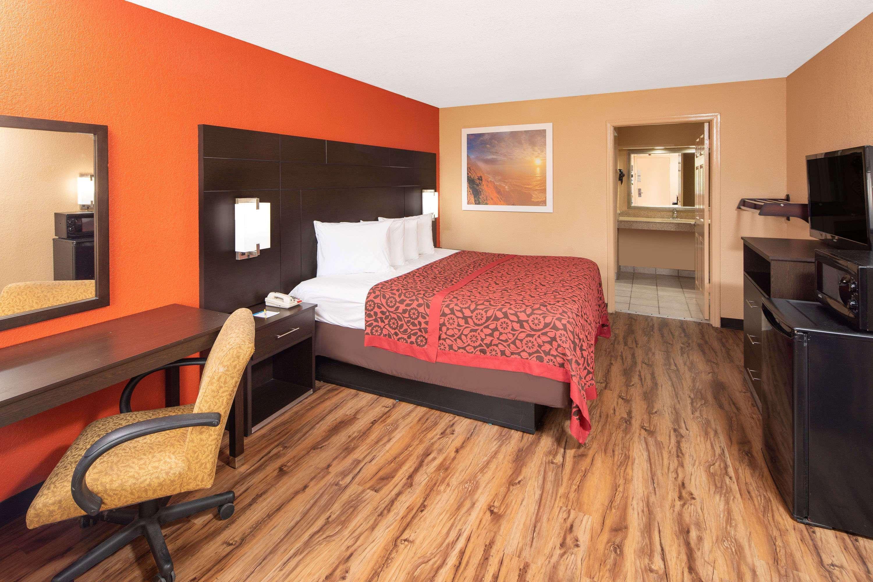 Days Inn By Wyndham Tupelo Bagian luar foto