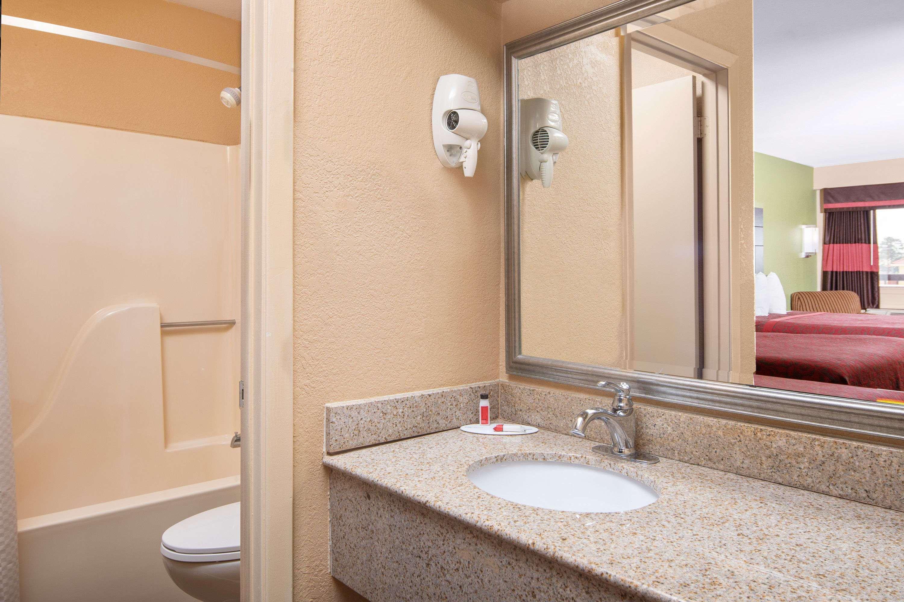 Days Inn By Wyndham Tupelo Bagian luar foto