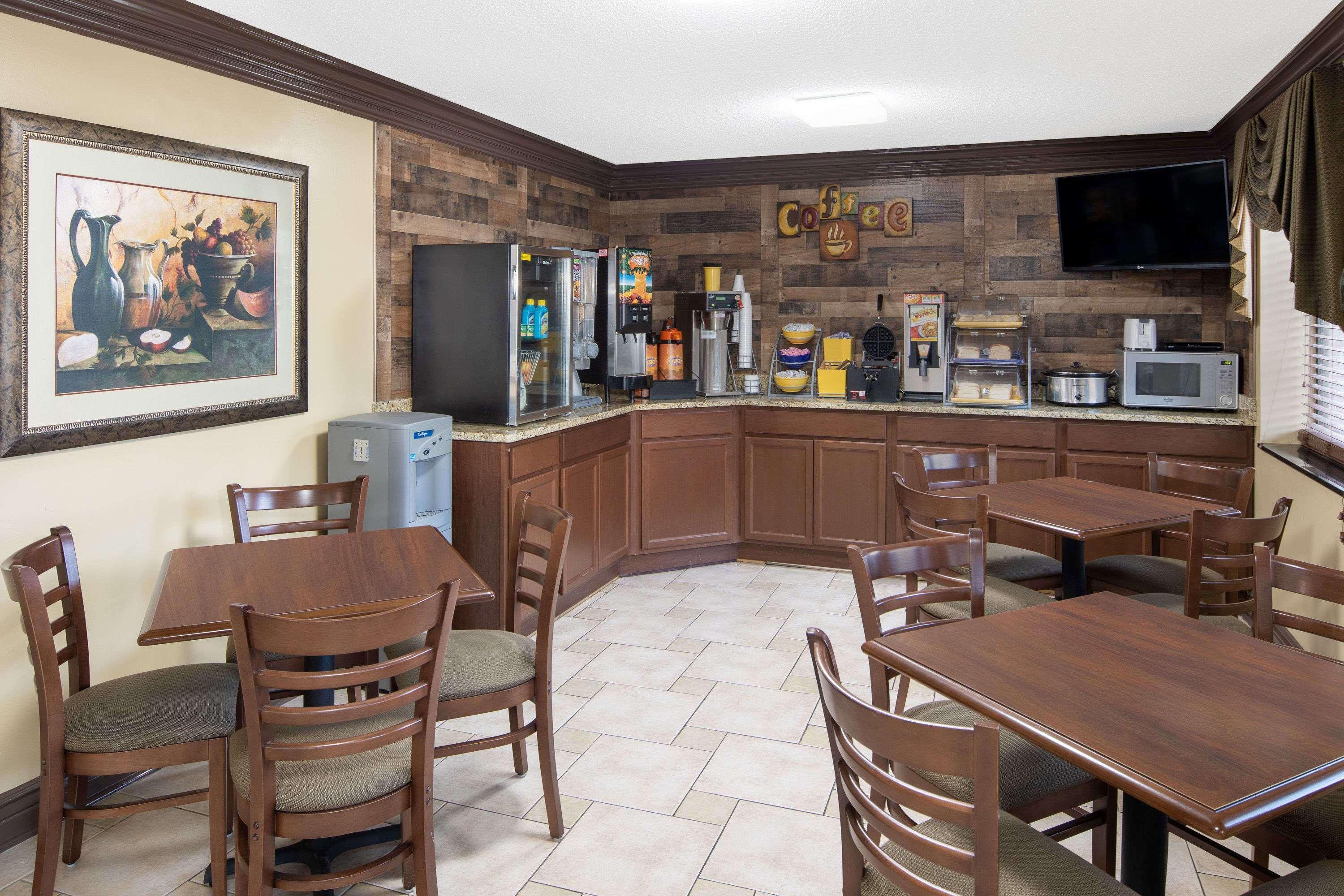 Days Inn By Wyndham Tupelo Bagian luar foto