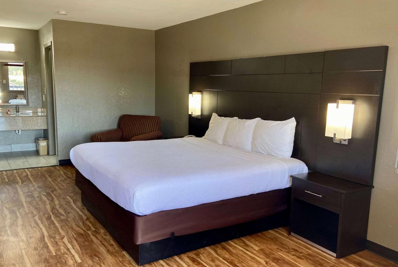Days Inn By Wyndham Tupelo Bagian luar foto