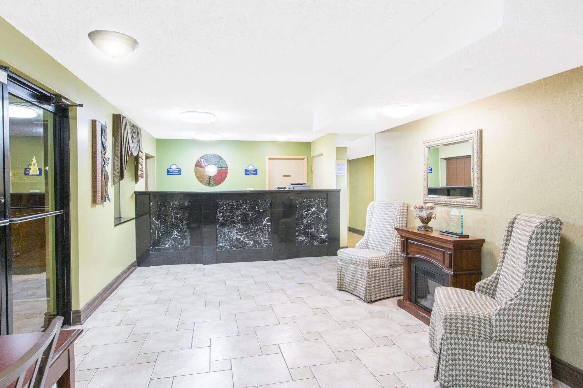 Days Inn By Wyndham Tupelo Bagian luar foto