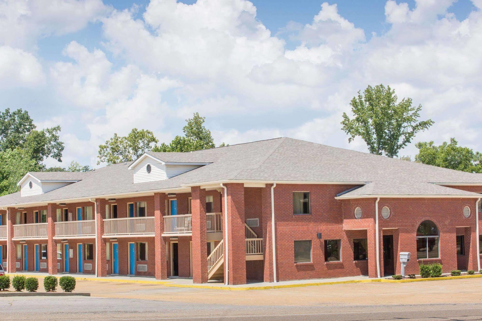 Days Inn By Wyndham Tupelo Bagian luar foto