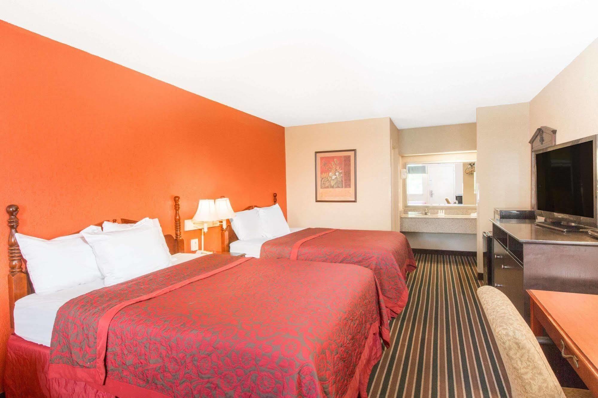 Days Inn By Wyndham Tupelo Bagian luar foto
