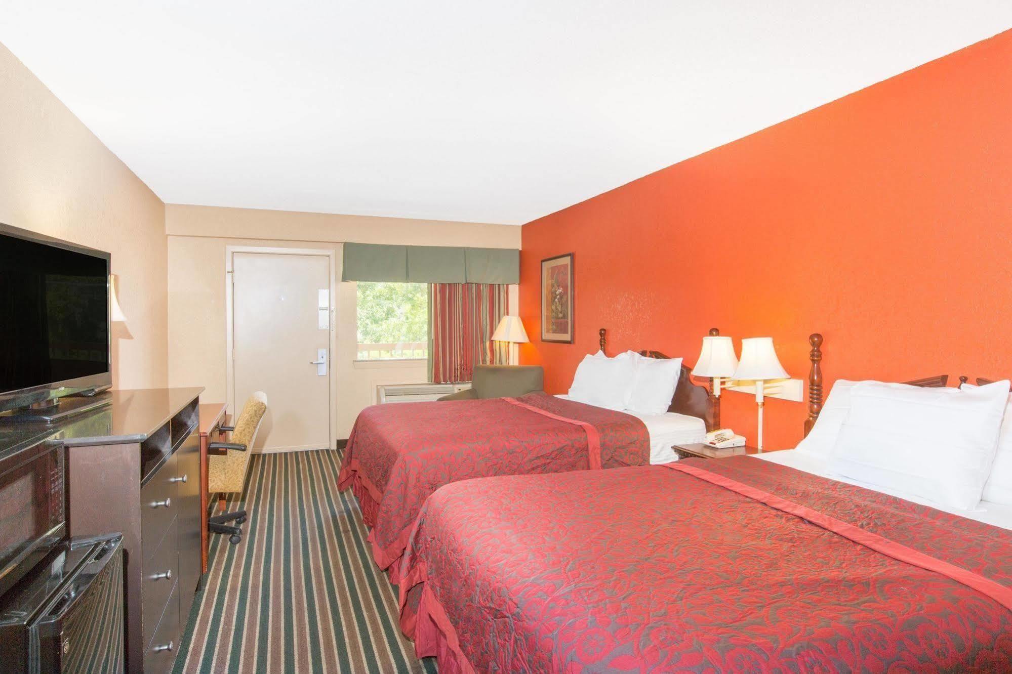 Days Inn By Wyndham Tupelo Bagian luar foto