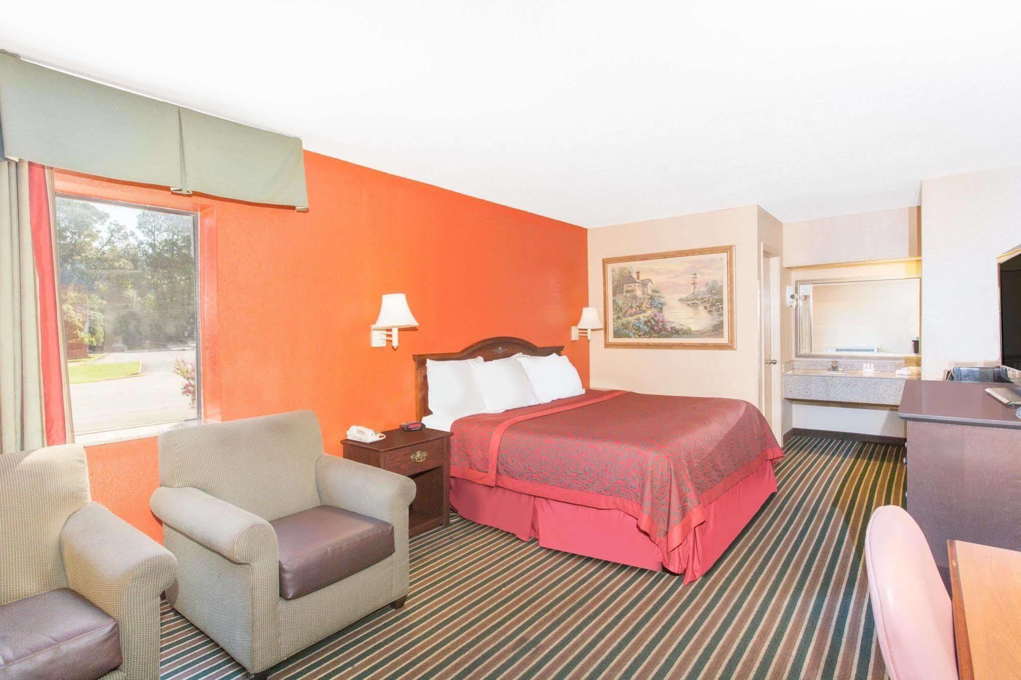 Days Inn By Wyndham Tupelo Bagian luar foto