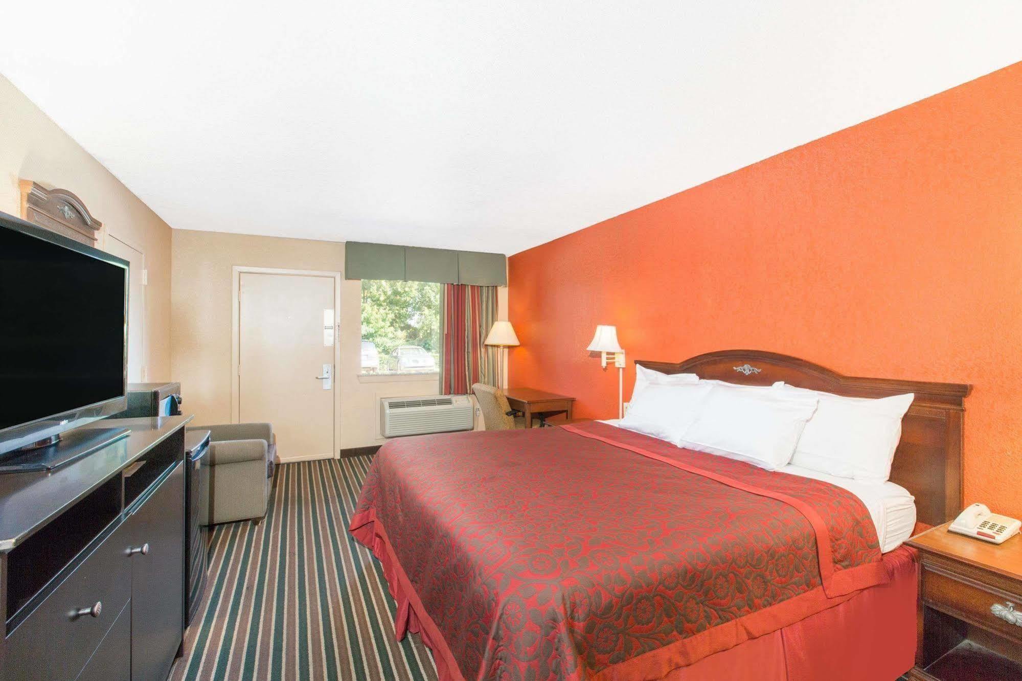 Days Inn By Wyndham Tupelo Bagian luar foto