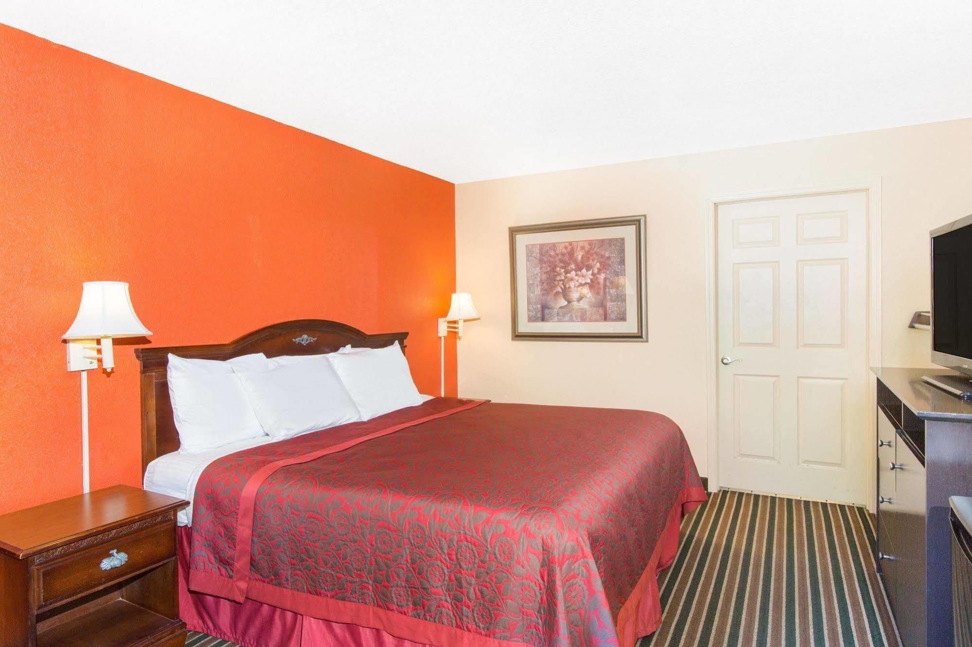 Days Inn By Wyndham Tupelo Bagian luar foto