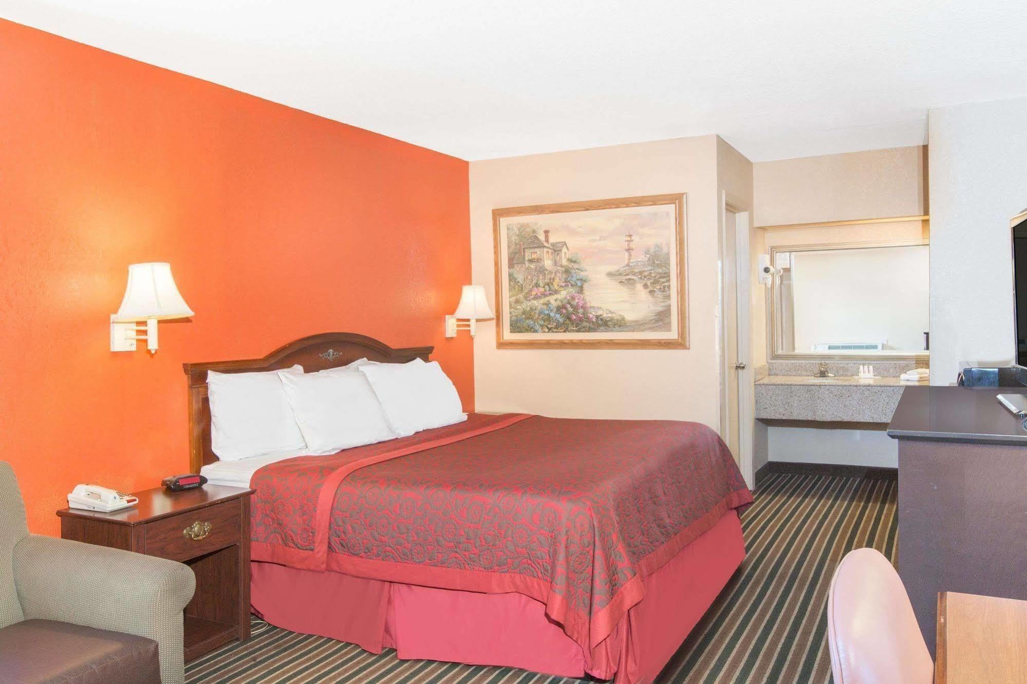 Days Inn By Wyndham Tupelo Bagian luar foto
